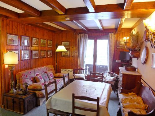 Apartment Les Charmoz-3 by Interhome - Location saisonnière - Chamonix-Mont-Blanc