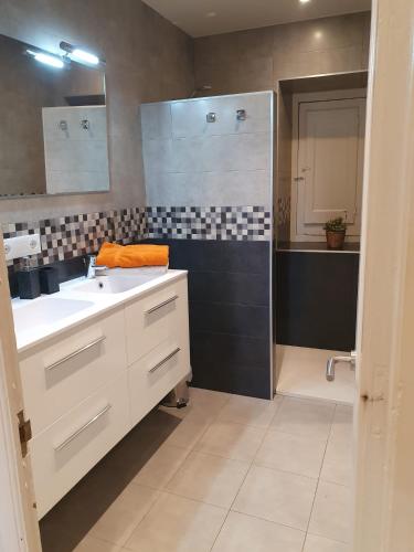 ห้องน้ำ, Apartment Market Square in คาร์โดนา