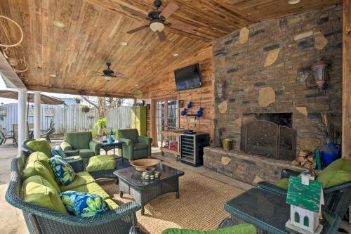 . Jonesville Studio with Outdoor Oasis and Sauna!