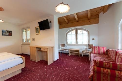 1 queen bed, 2 sofa beds
