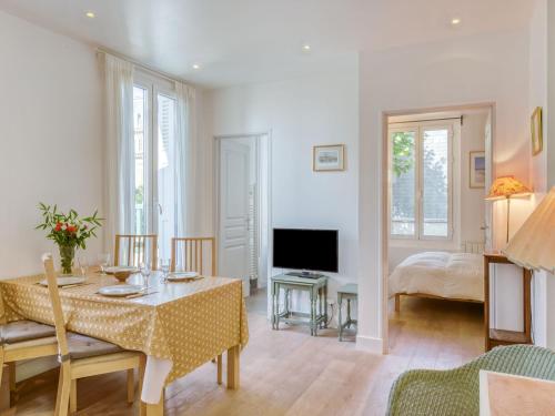 Apartment Les Roches by Interhome