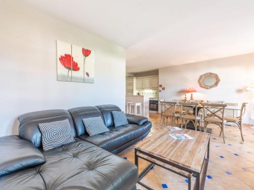 Apartment Le Clos des Vignes by Interhome in La Mole