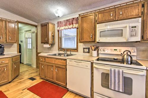 Cozy Crosby Cabin Near Serpent Lake and Main St in Crosby, USA