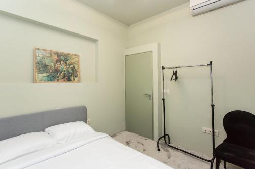 Elegant 2bdr Apartment with a Balcony - image 4