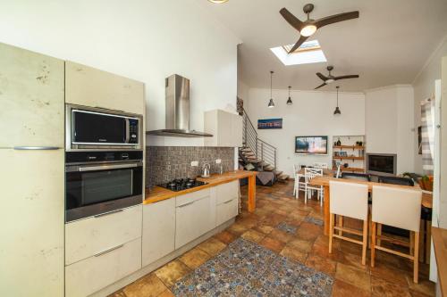 Kitchen, Casa Bela in Estômbar