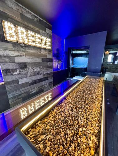 BREEZE SUITES - LUXURY GROUP ACCOM - SLEEPS 19