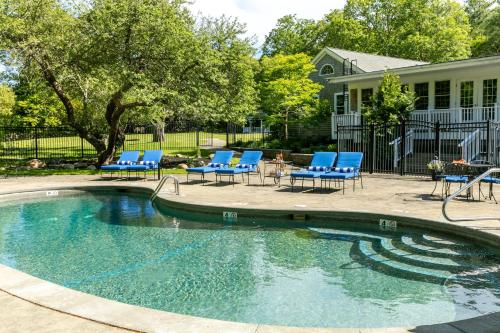 Lambert's Cove Inn & Resort