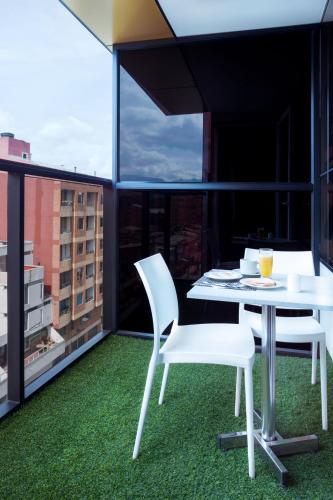 Double Room with Balcony image 3