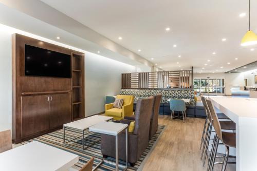 ห้องส่วนกลางสำหรับนั่งเล่น/ดูทีวี, MainStay Suites Murfreesboro in เมอร์ฟรีสโบโร (TN)