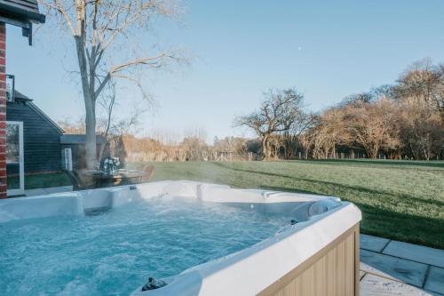 Hayward House, Hot Tub, Large Garden - From £1100 Per Night in Stoke Row