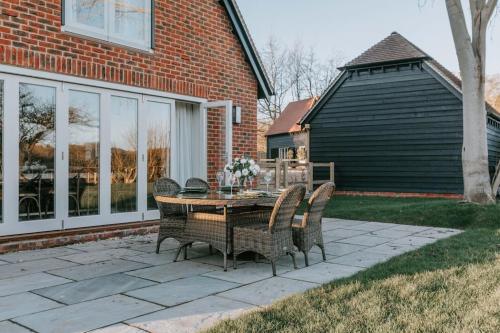 Hayward House, Hot Tub, Large Garden - From £1100 Per Night in Stoke Row