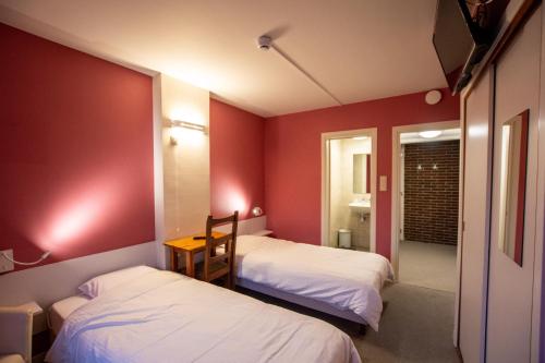 2 twin beds