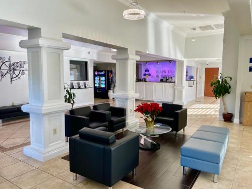 Entrance, Days Inn & Suites by Wyndham Lakeland in Lakeland (FL)
