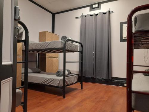 Ozi Inn Backpackers - Perth -Valid International Passport Required – Perth, IL