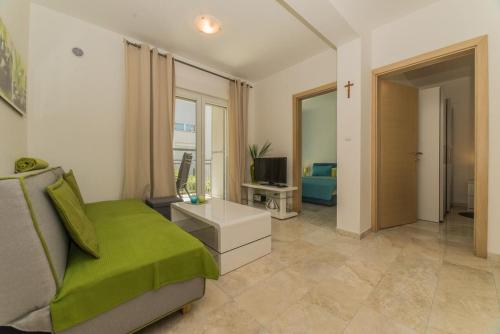 Apartments with a parking space Vir - 18550