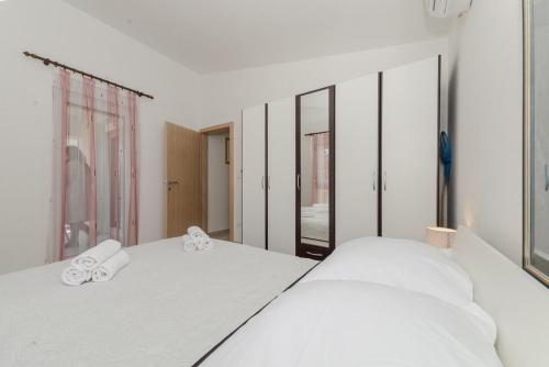 Apartments with a parking space Vir - 18548