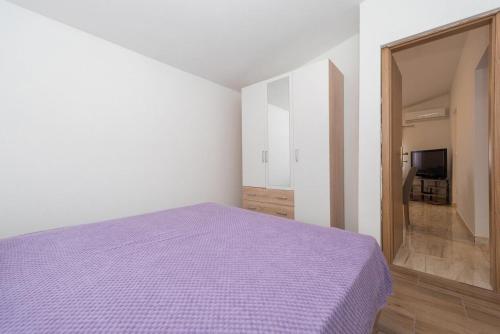 Apartments with a parking space Vir - 18560