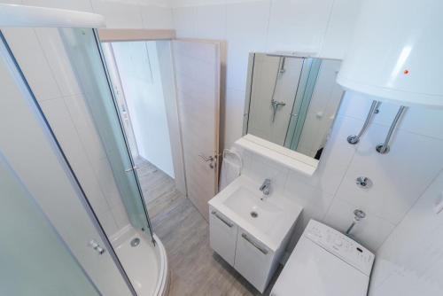 Apartments by the sea Privlaka, Zadar - 18601, Vir (photo 10)