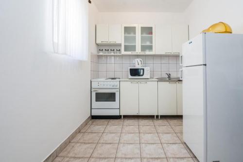 Apartments with a parking space Vir - 18527