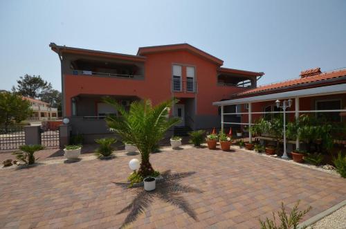 Apartments with parking space Vir - 18562, Вир (фото 2)