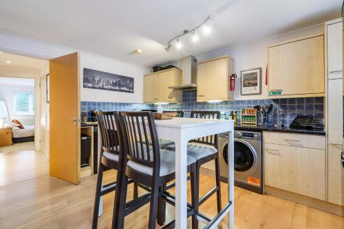 Picture of Stylish 2 Bedroom Apartment, Central Exeter, Parking On Site