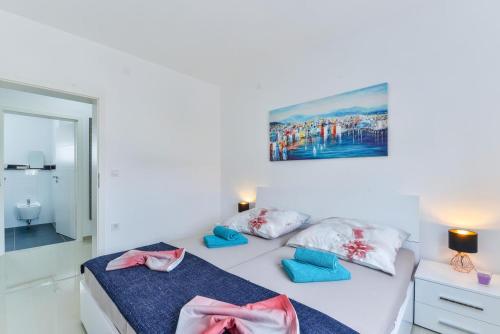 Family friendly apartments with a swimming pool Vir - Kozjak, Vir - 18589