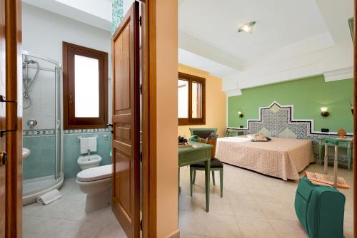 Double or Twin Room with Garden View image 5