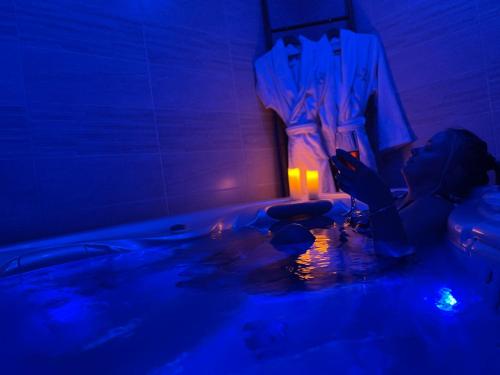 Séjour Romantique Jacuzzi intérieur Privé gîte à louer Le Vigan