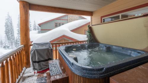 Mountain Time - Spacious w Private Hot Tub and an Amazing View, Big White (photo 3)
