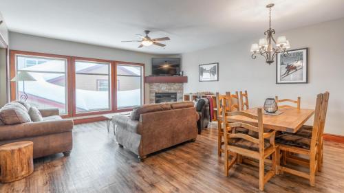Mountain Time - Spacious w Private Hot Tub and an Amazing View, Big White (photo 5)