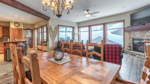 Mountain Time - Spacious w Private Hot Tub and an Amazing View, Big White (photo 6)