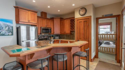 Mountain Time - Spacious w Private Hot Tub and an Amazing View, Big White (photo 9)