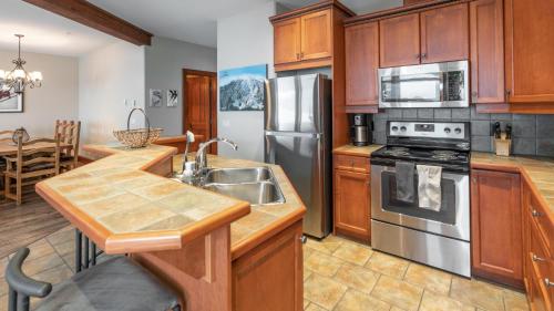 Mountain Time - Spacious w Private Hot Tub and an Amazing View, Big White (photo 10)