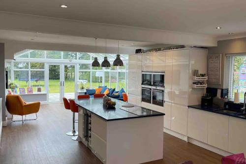 kuchyně, Stunning Oxfordshire 5 Bedroom House in 2 acres in Aston Rowant