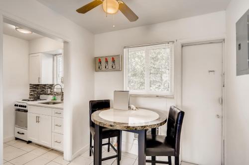 Coral Sands HUGE Studio w/ 2 Queen beds! in West Palm Beach, USA