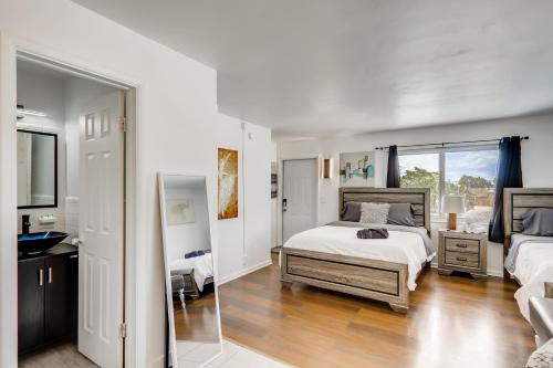 Coral Sands HUGE Studio w/ 2 Queen beds! in West Palm Beach, USA