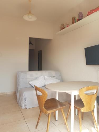 Iekārtas, Joli Appartement, terrasse plein sud in Roquebrun