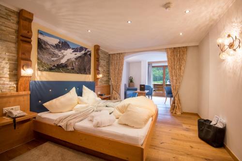 1 king bed, 2 sofa beds