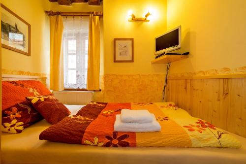 1 queen bed, 1 twin bed