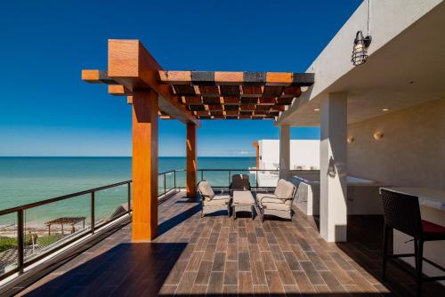 . BEACHFRONT 3BR Penthouse, Private Jacuzzi, Private Rooftop, Gym, Kids'Club