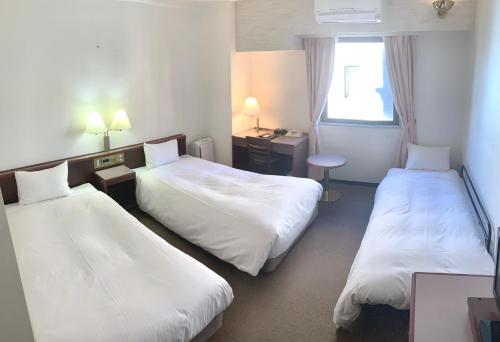 2 twin beds, 1 sofa bed