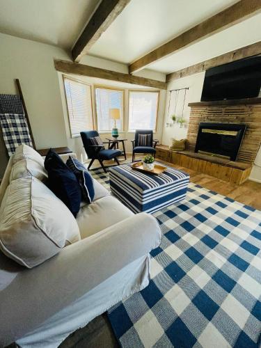 Cozy 3BR Family Pet Work Space Friendly Getaway - 1 mi from Downtown