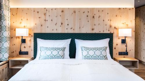 1 king bed, 1 sofa bed