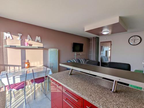 Küche, Appartement cosy avec parking proche port et plage in Agde