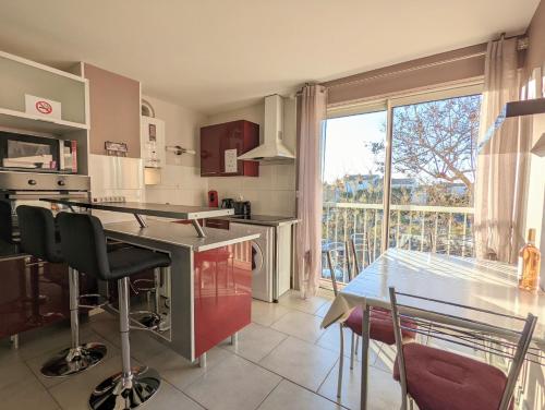 Küche, Appartement cosy avec parking proche port et plage in Agde