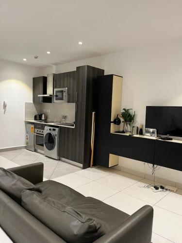 Luxury Serviced Studio Apartment-Embassy Gardens