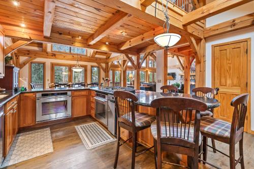 Highlands Manor Private 4 BR Ski and Golf Retreat with Views and Hot Tub!