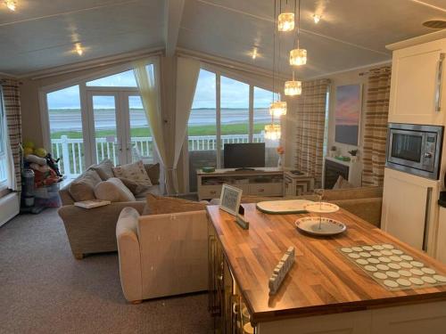 Stunning lodge with fantastic views of the water gîte à louer Ffynnon-ddrain