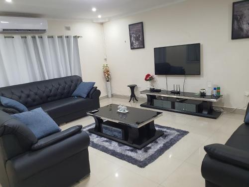 Phòng khách, Artem Apartments - Flat 3 in Kitwe