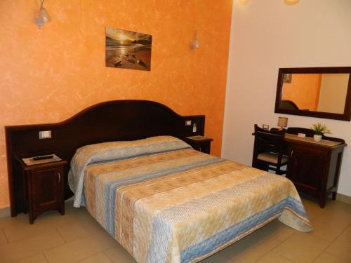 1 queen bed, 2 twin beds